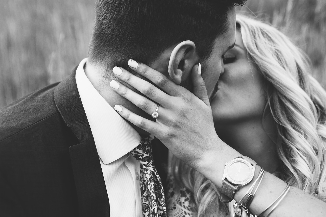 טבעת סוליטר קלאסי - חתן וכלה מתנשקים