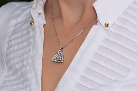 תליון בצורת פירמידה משובצת יהלומים