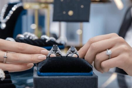 חנות תכשיטים שמציגה טבעות יהלומים שחורים