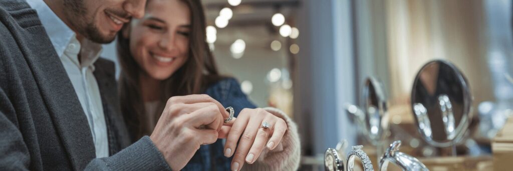זוג בחנות טבעות אירוסין בבורסה ליהלומים רמת גן