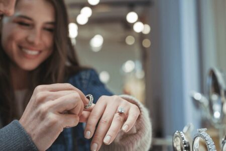 זוג בחנות טבעות אירוסין בבורסה ליהלומים רמת גן