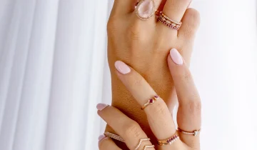 תכשיטים עם אבני חן במתנה